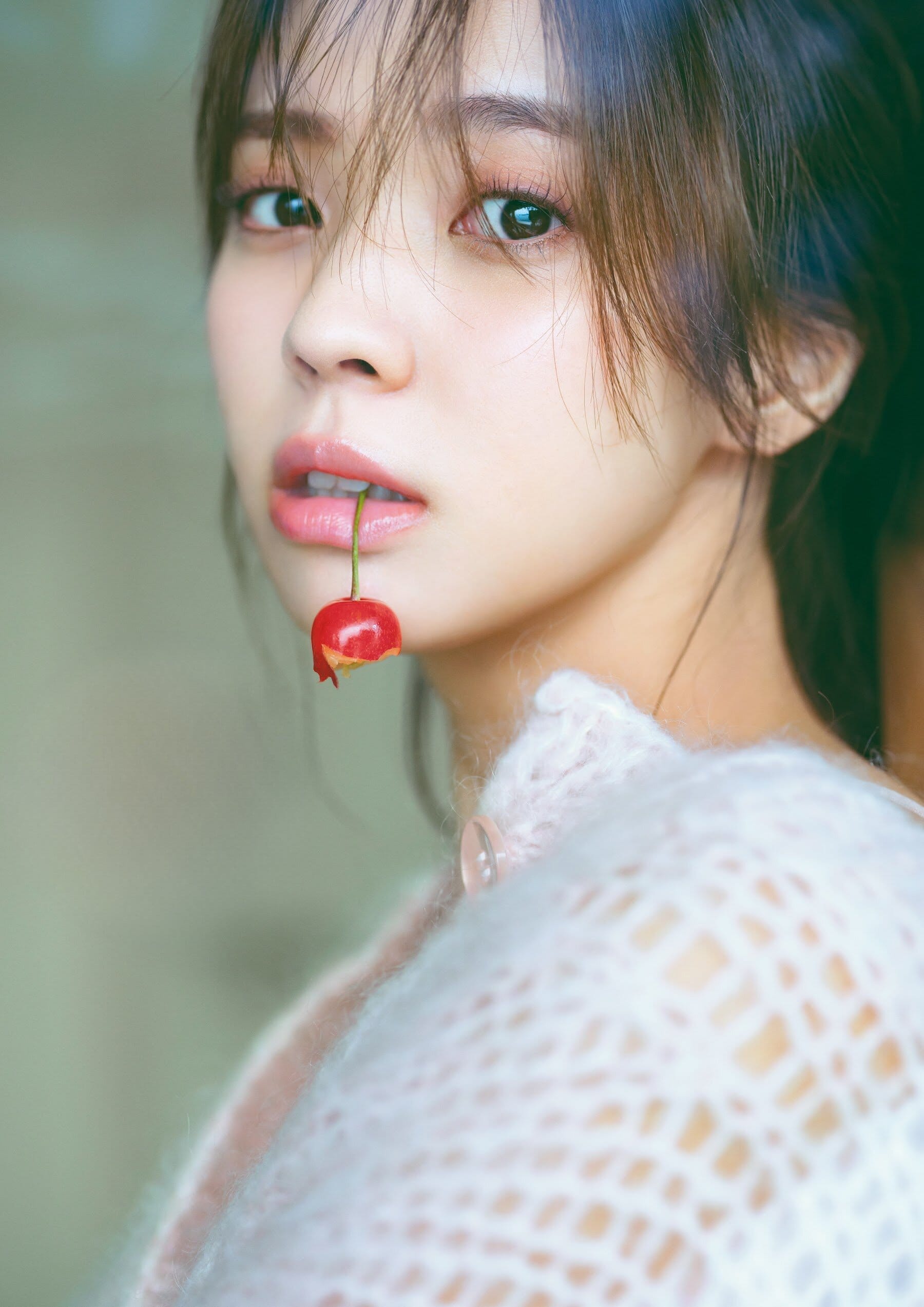 櫻坂46 小林由依 2nd写真集『意外性』大好評発売中!【水着画像 3枚目