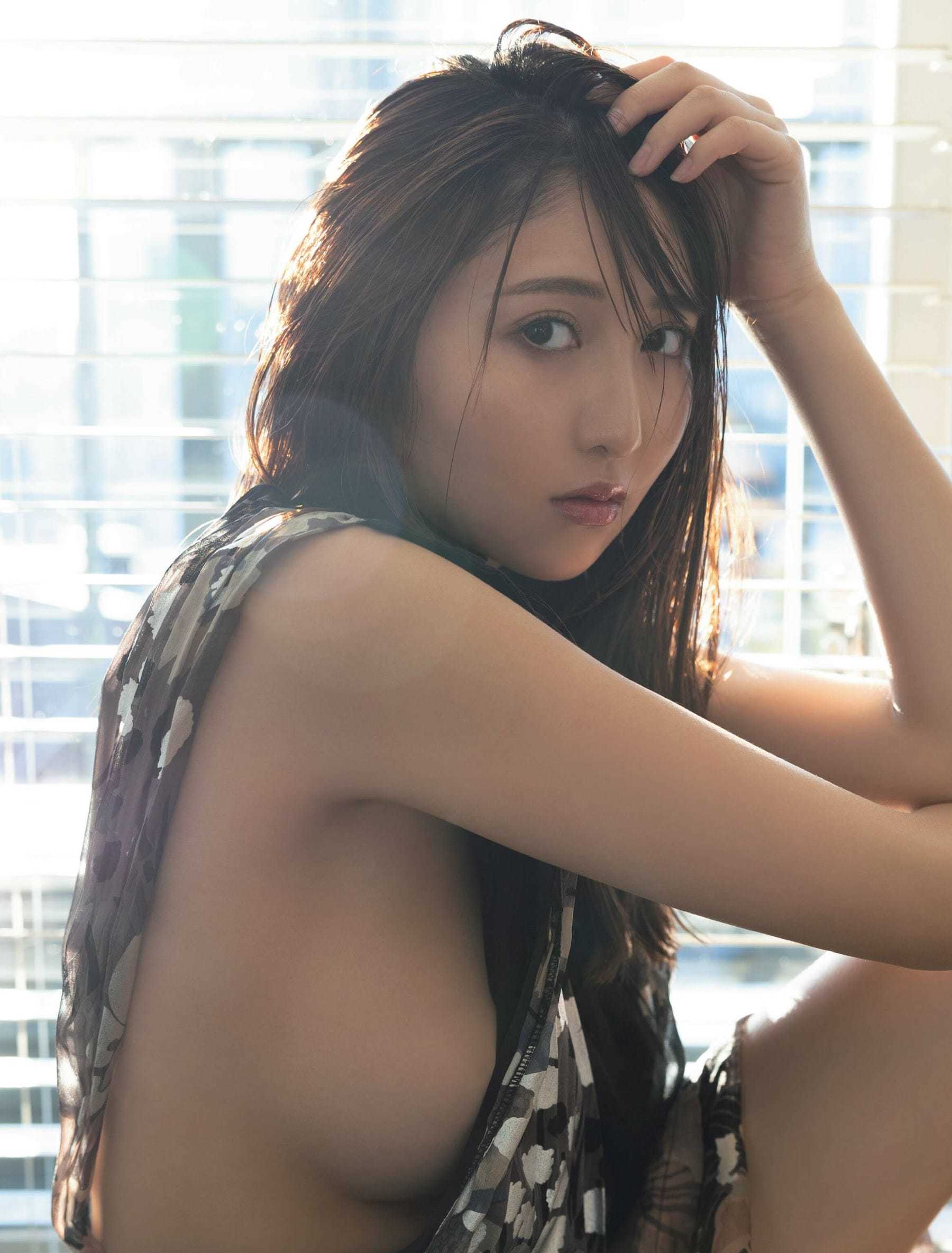 辻りりさ バストもヒップも ! クビレが眩しい“理想のお姉さん" 3枚目