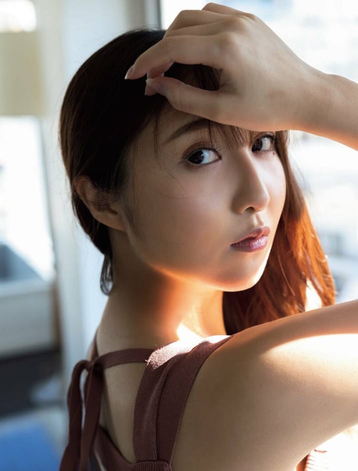 辻りりさ バストもヒップも ! クビレが眩しい“理想のお姉さん" 9枚目