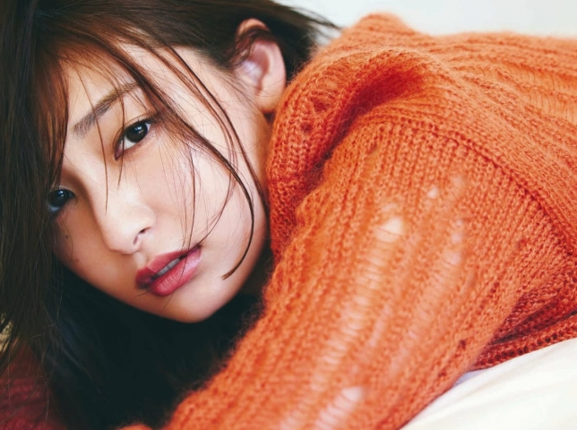 吉川愛 リクルートりそな銀行数々のCMで活躍中の彼女。 10枚目