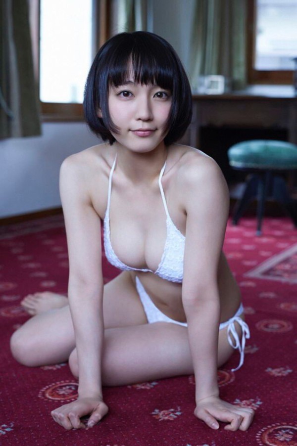勃起不可避!吉岡里帆ちゃんの水着画像! 1枚目