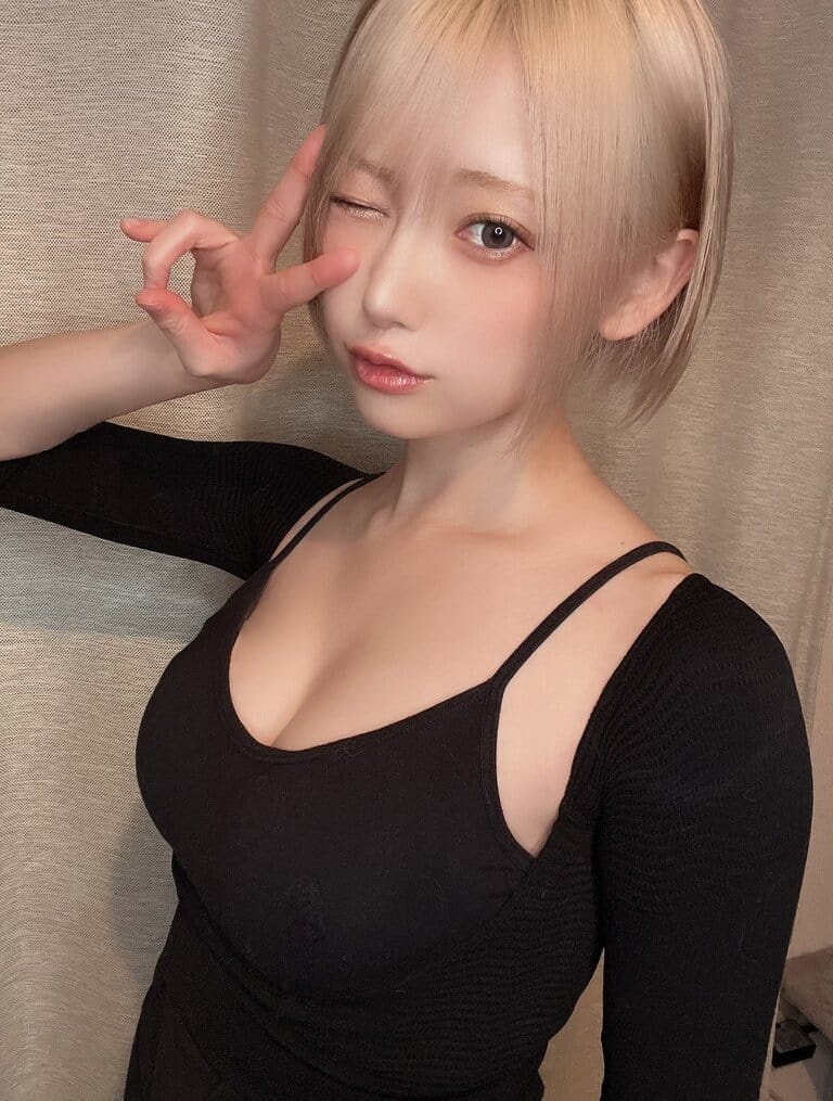 篠崎こころ 金髪ショートがトレードマークの美女【水着画像】 21枚目