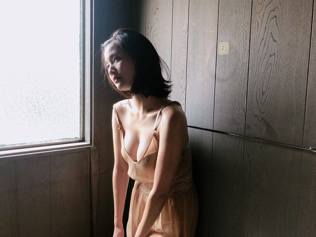 出口亜梨沙「巨乳すぎるレポーター」として人気に 4枚目