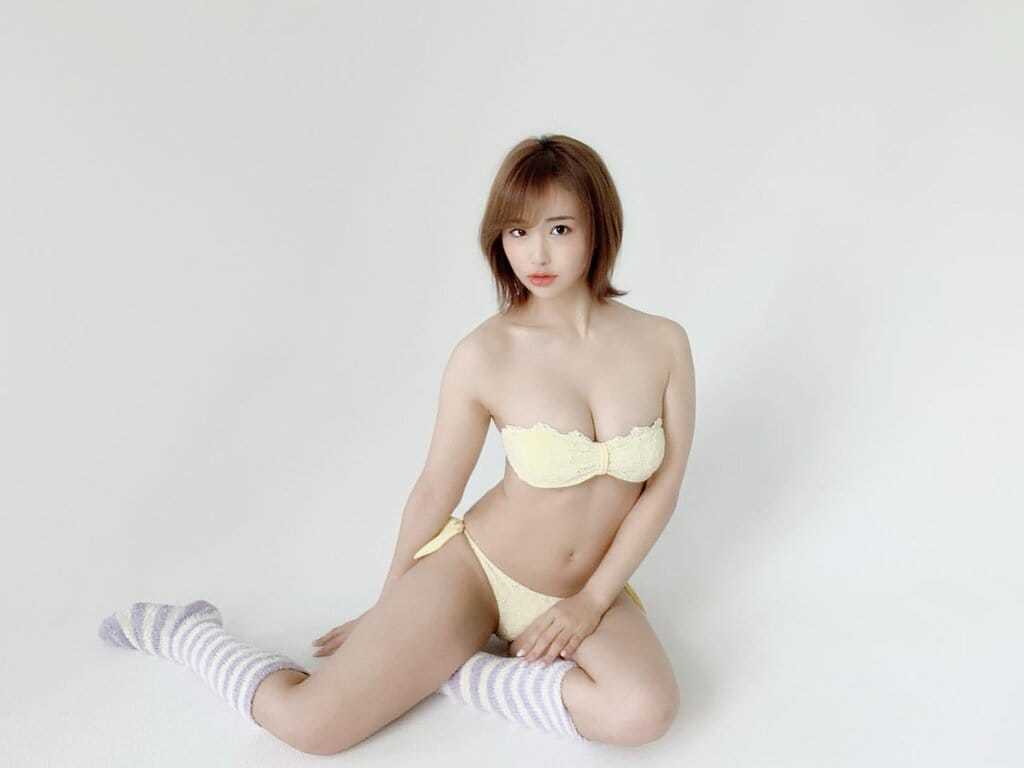 平嶋夏海 妖艶なボディが解放されていく 3枚目