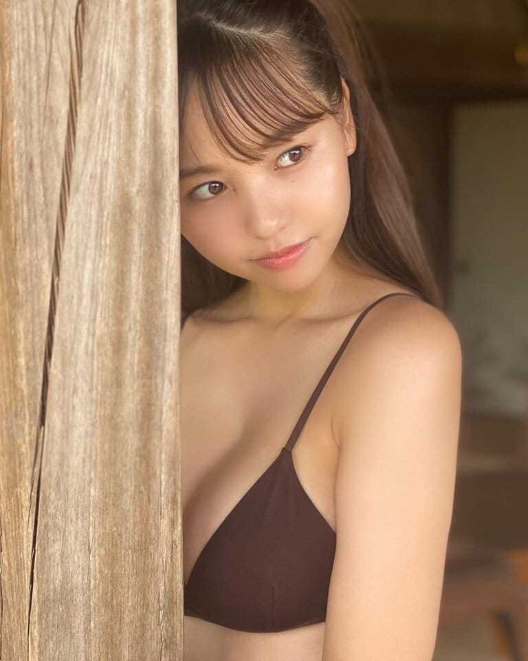 本郷柚巴 推定Fカップのグラマラス【水着画像 2枚目