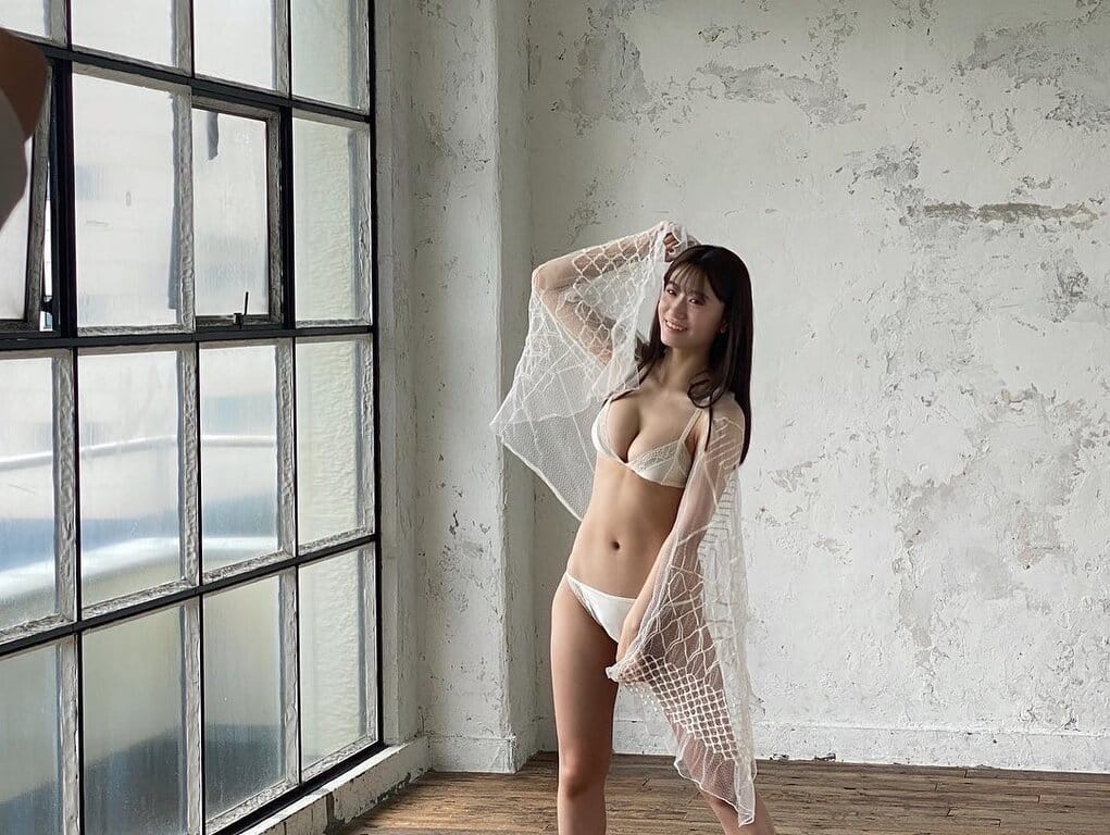 上西怜 グラマラスなボディで水着グラビアでも活躍 25枚目