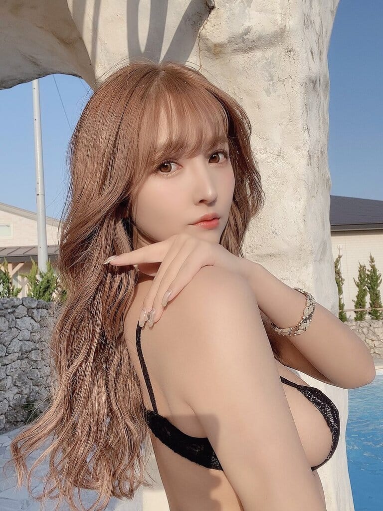 三上悠亜 国民的セクシータレント【水着ビキニ画像 10枚目