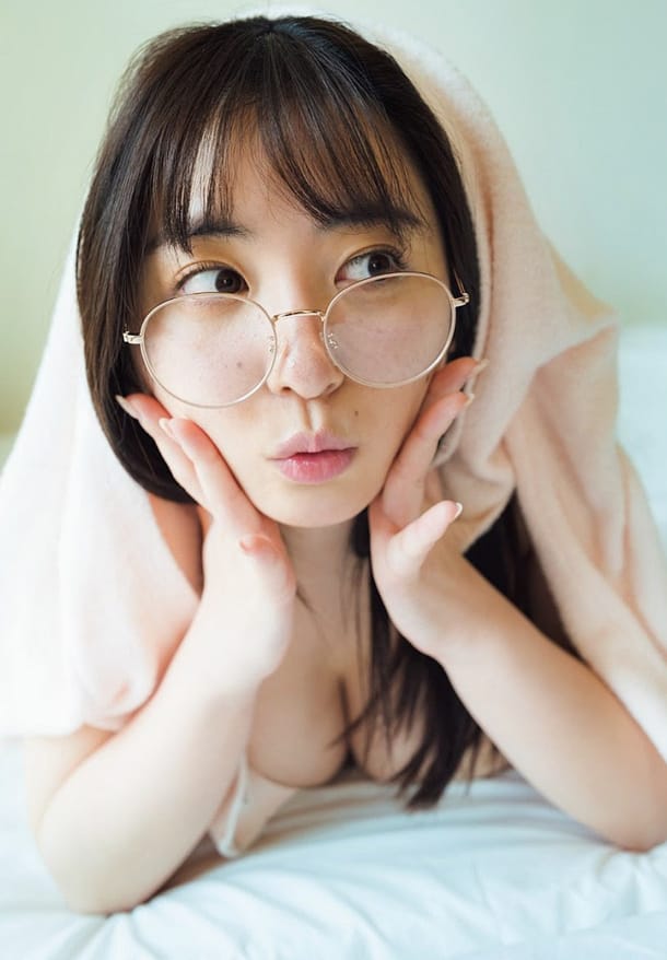 麻倉瑞季「頓知気さきなちゃんに 胸を揉まれて 水着グラビア活動を決意」 4枚目