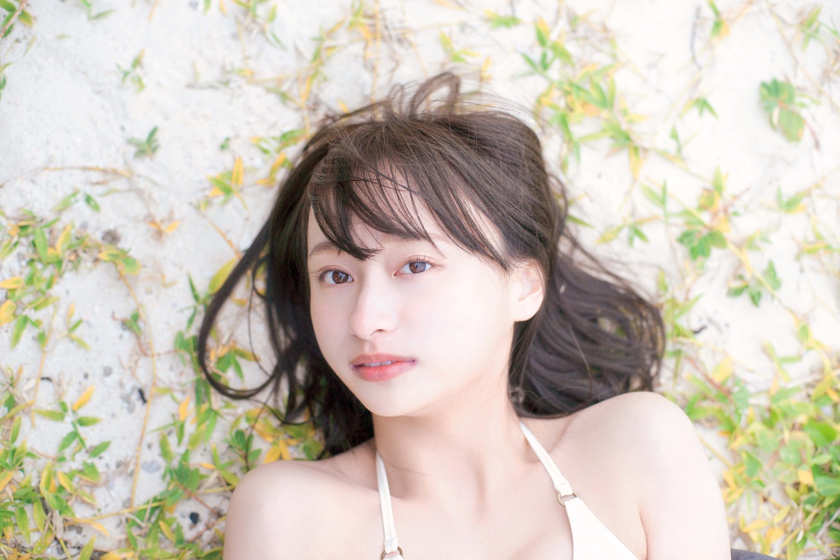 影山優佳 最新グラビア水着画像③ 6枚目