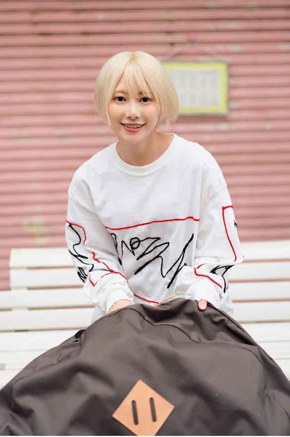 篠崎こころ 変幻自在になんでもこなす “金髪ショートの救世主 - 芸能アイドルモデル女優水着画像集 4枚目