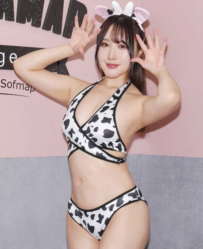 鳥海かう人気コスプレイヤーがツンデレ配達員に?!?!?! かわいいと評判でついにグラビアデビュー - 芸能アイドルモデル女優水着画像集 4枚目