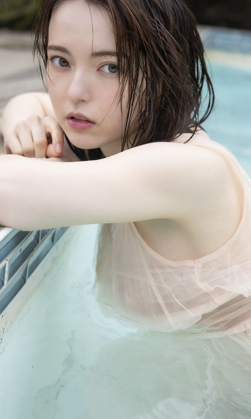 坂巻有紗 最新グラビア水着画像 4枚目