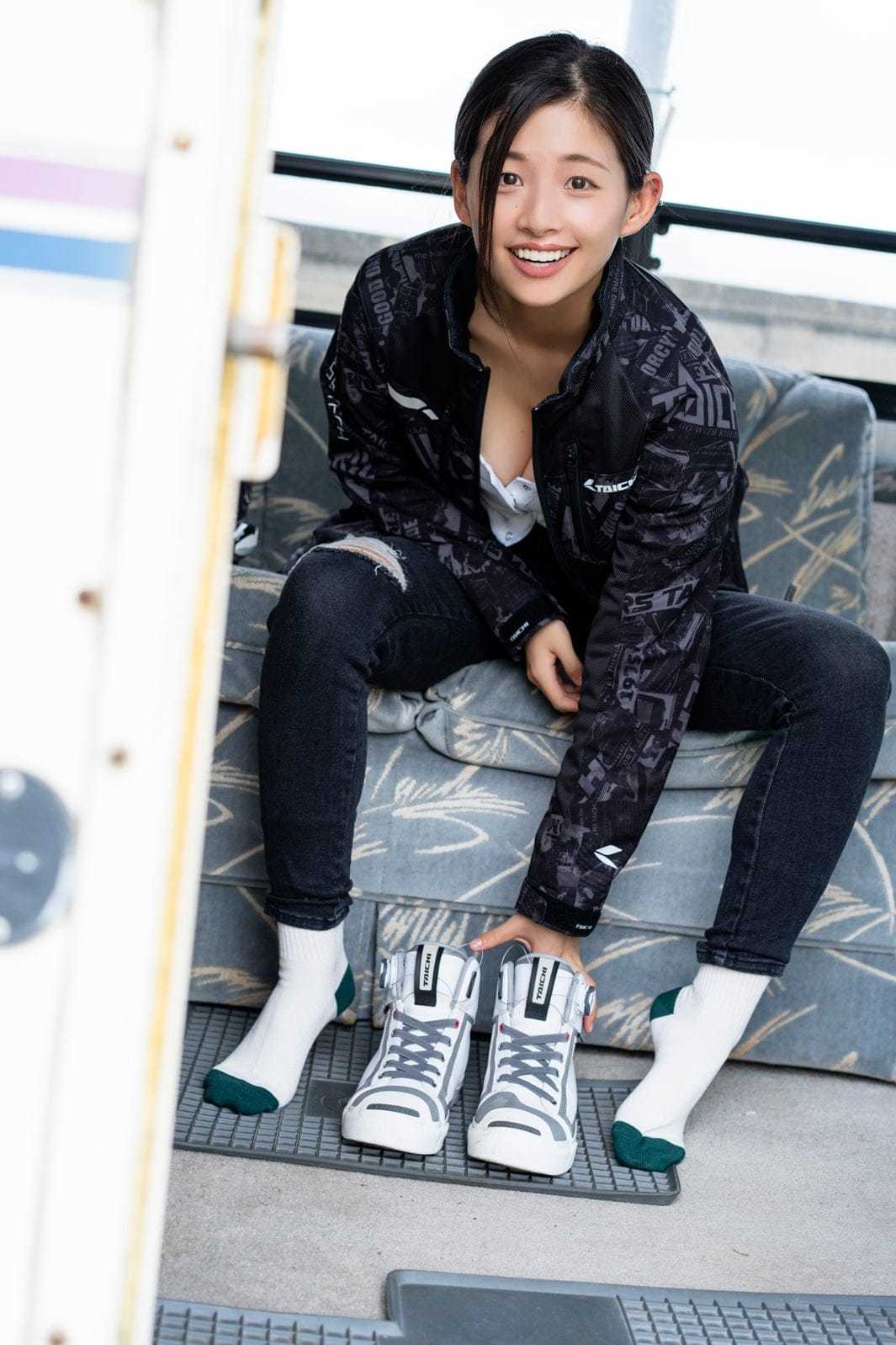 有那 SNSで話題の ライダー美女が 正真正銘 初水着グラビア!! - 芸能アイドルモデル女優水着画像集 4枚目