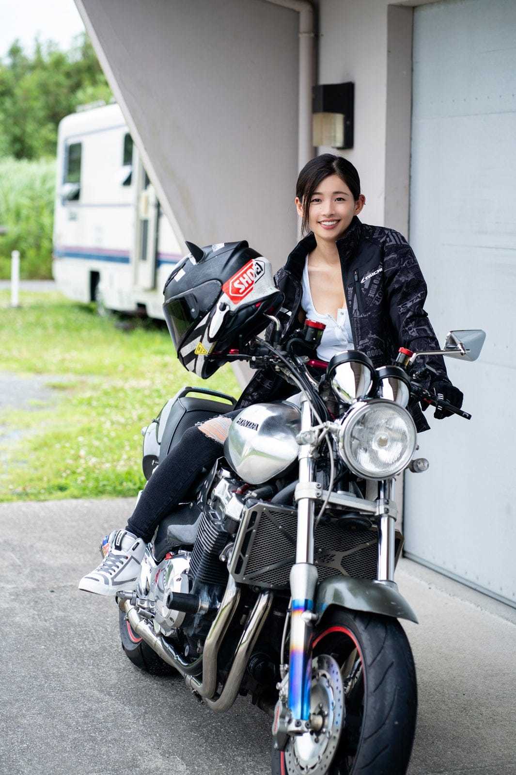 有那 SNSで話題の ライダー美女が 正真正銘 初水着グラビア!! - 芸能アイドルモデル女優水着画像集 5枚目