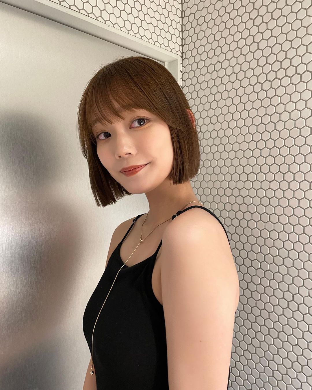青戸しの 最新グラビア水着画像 16枚目