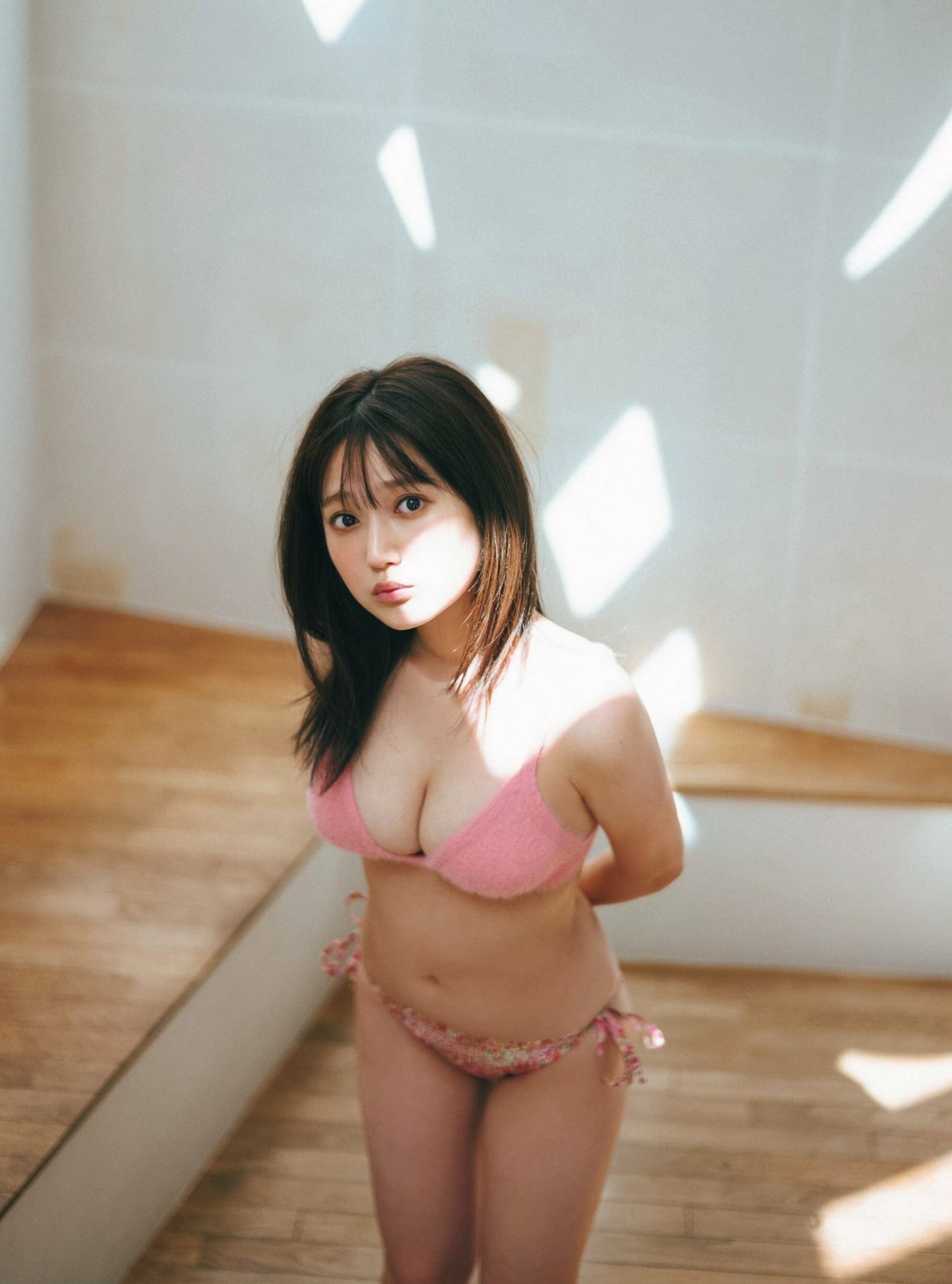 鈴木くるみ(AKB48)最新グラビア水着画像② 9枚目