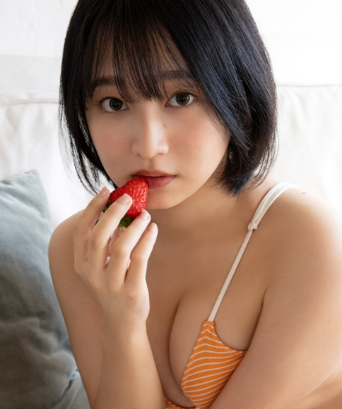 佐藤なつき 最新グラビア水着画像 1枚目