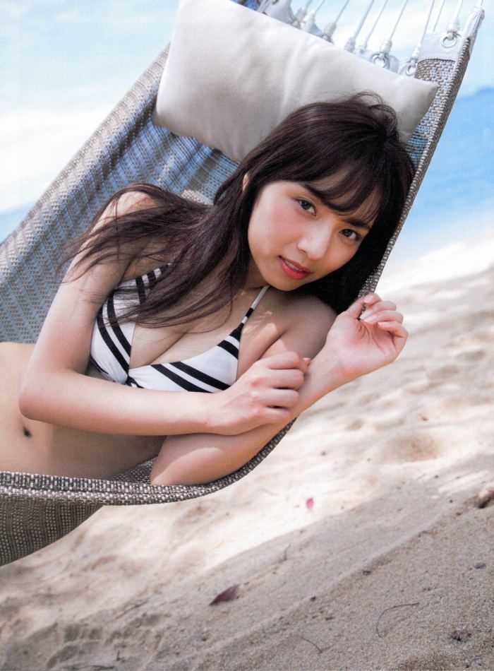 新内眞衣(乃木坂46) グラビア水着画像① 18枚目