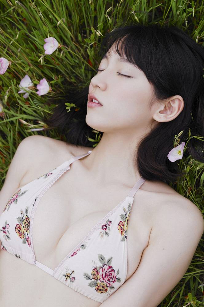 吉岡里帆 清純派巨乳女優の水着画像④ 4枚目