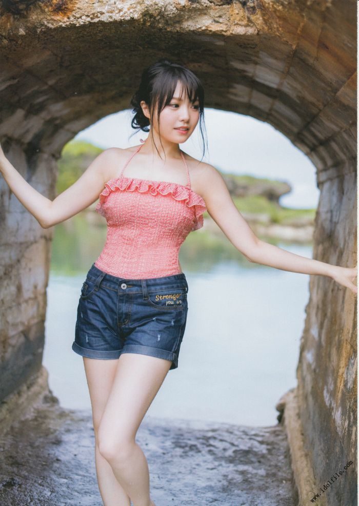 麻倉もも(声優)最新グラビアと水着画像 10枚目