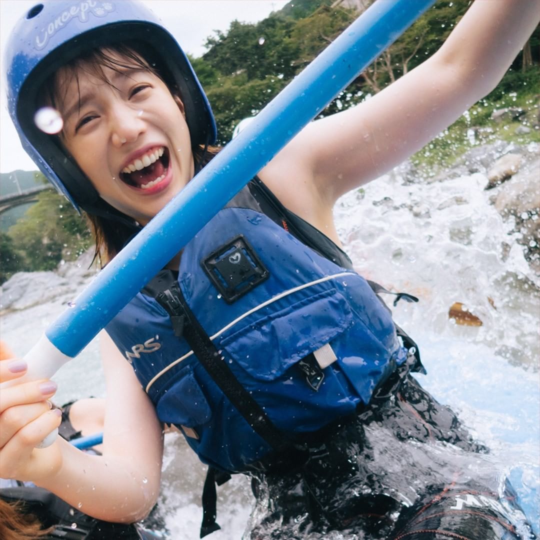 弘中綾香(テレ朝)グラビアと谷間画像 5枚目