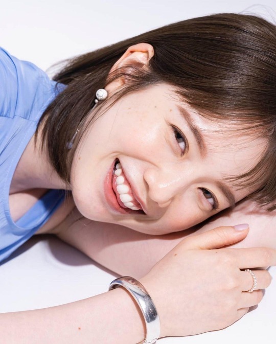 弘中綾香(テレ朝)グラビアと谷間画像 17枚目