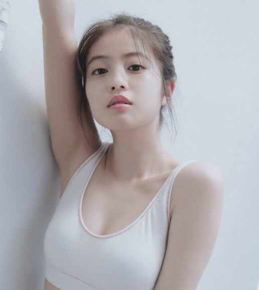 今田美桜 グラビア水着画像③ 1枚目