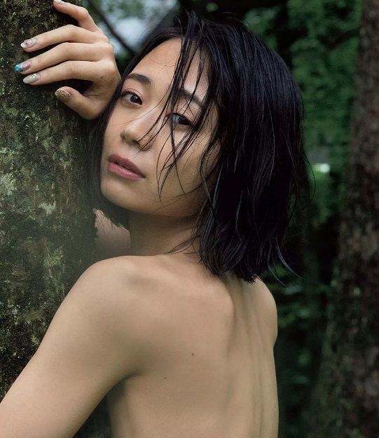 緑川静香 最新グラビア含む水着画像 1枚目