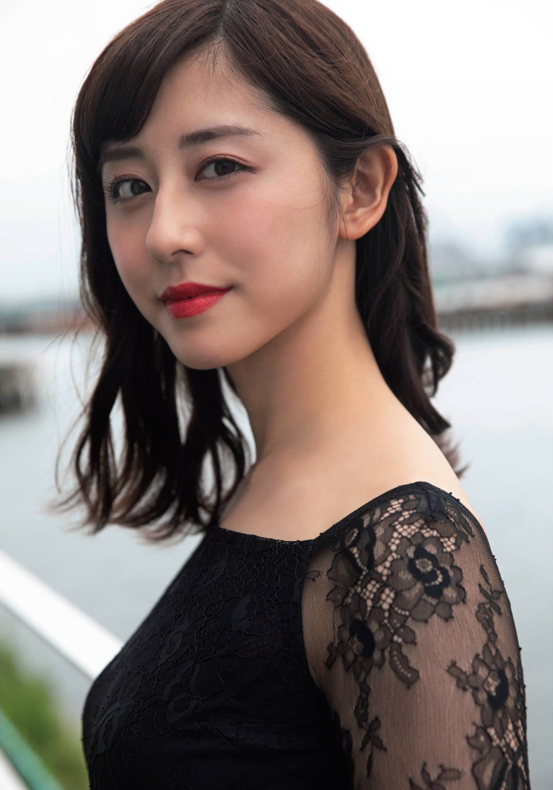 斎藤ちはる(テレ朝) 最新グラビアと胸チラ画像 12枚目