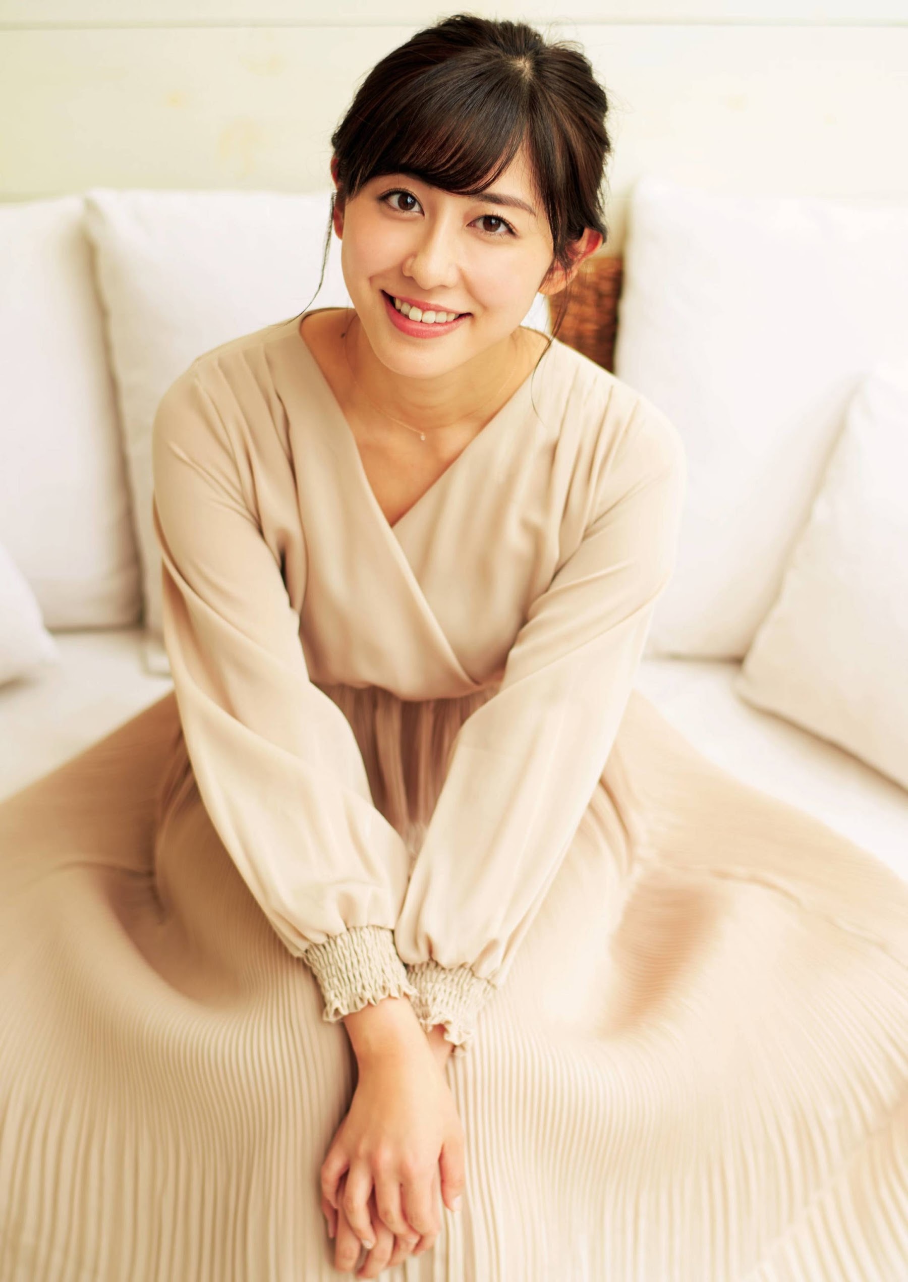 斎藤ちはる(テレ朝) 最新グラビアと胸チラ画像 16枚目