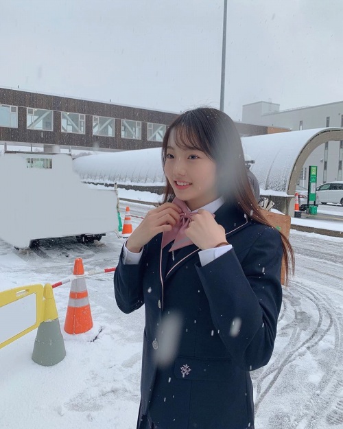 本田真凜 最新グラビア水着画像 2枚目
