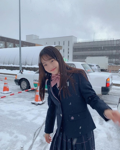 本田真凜 最新グラビア水着画像 3枚目