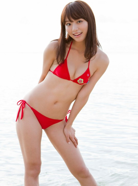 内田理央 グラビア水着画像④ 12枚目