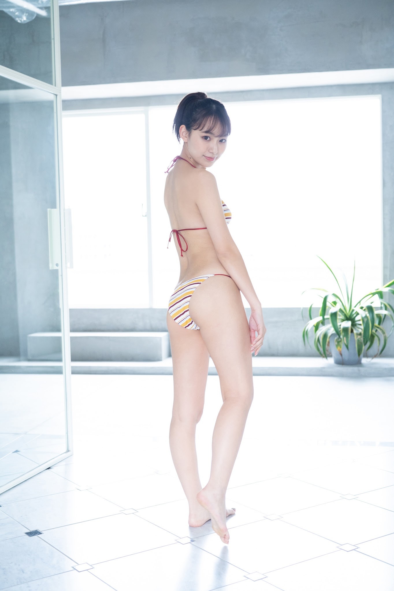 御寺ゆき グラビア水着画像③ 2枚目