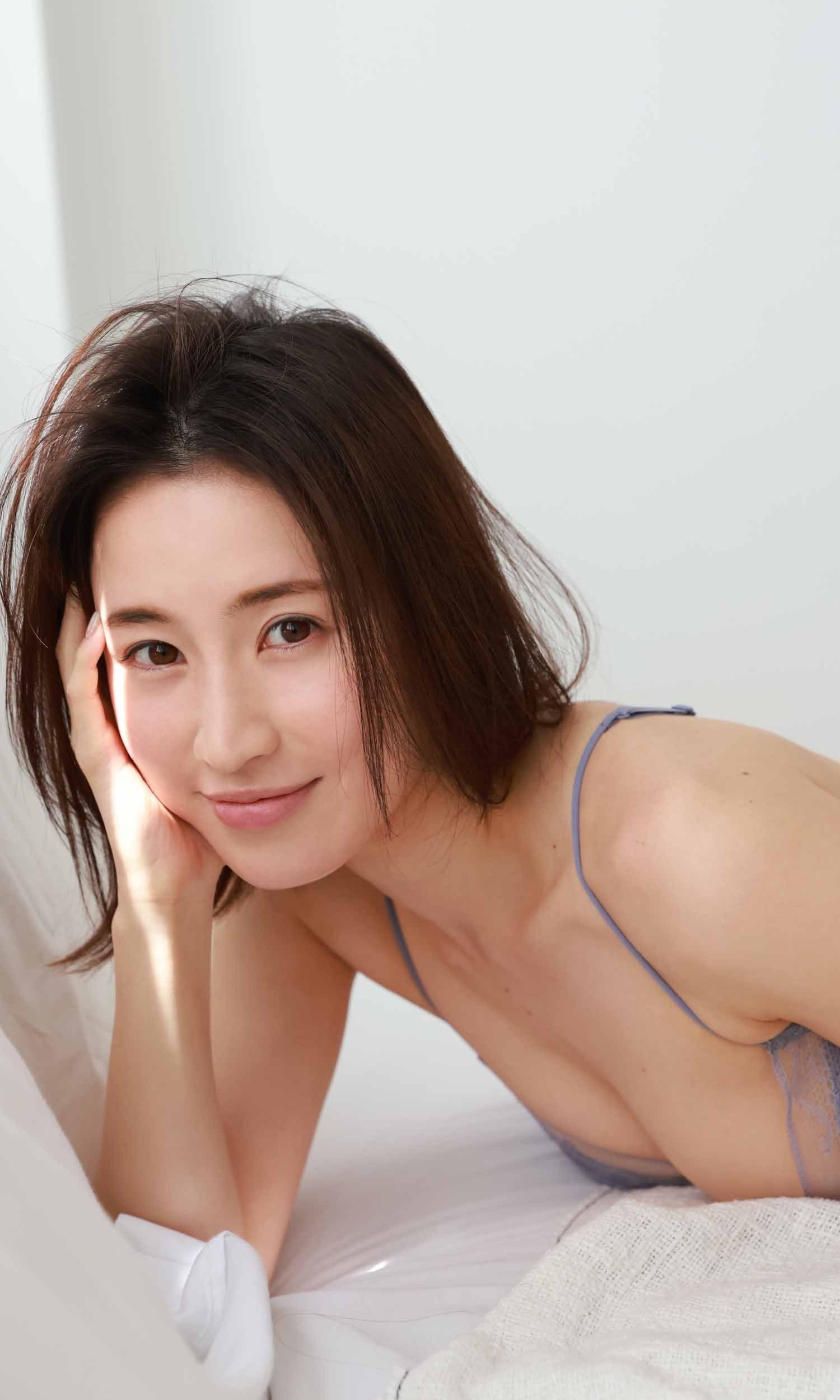 寒川綾奈 最新グラビア水着画像 10枚目