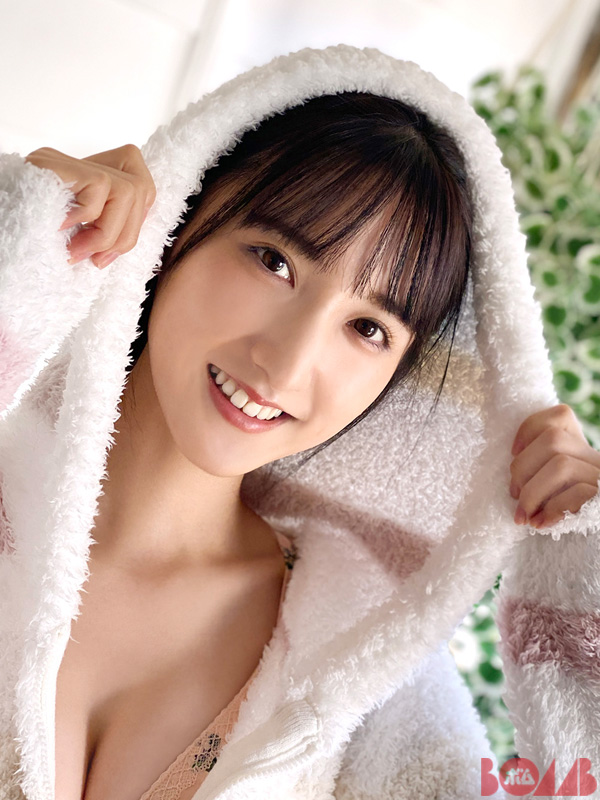 長友彩海(AKB48)最新グラビア水着画像 10枚目