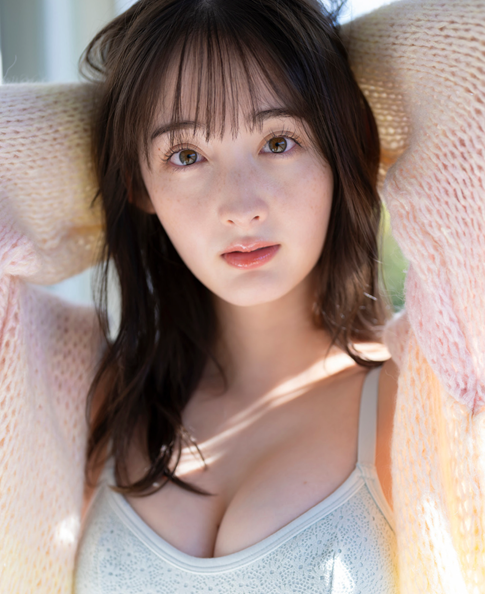 菜那セシル 最新グラビア水着画像 1枚目