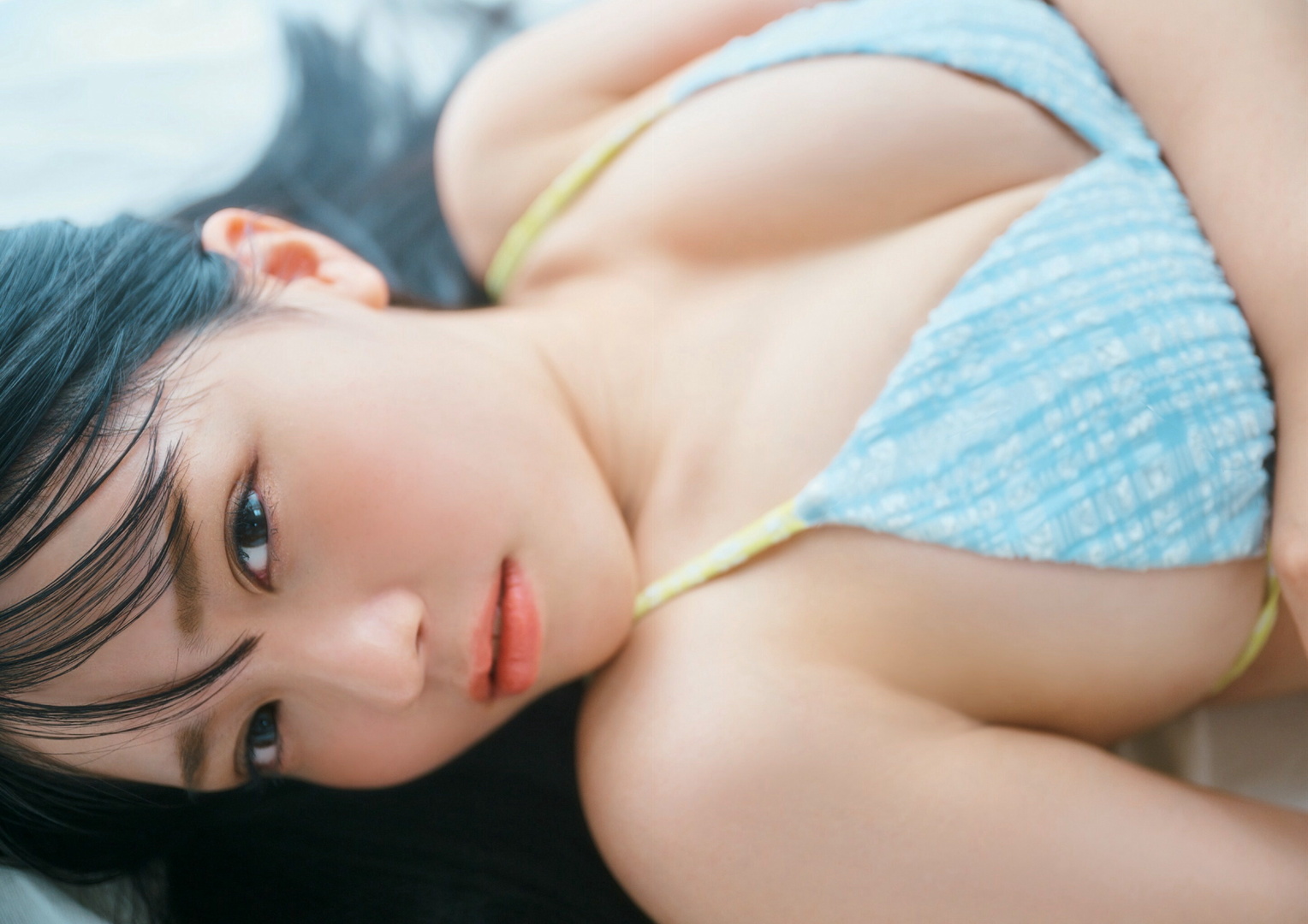 鈴原すず 最新グラビア水着画像③ 13枚目