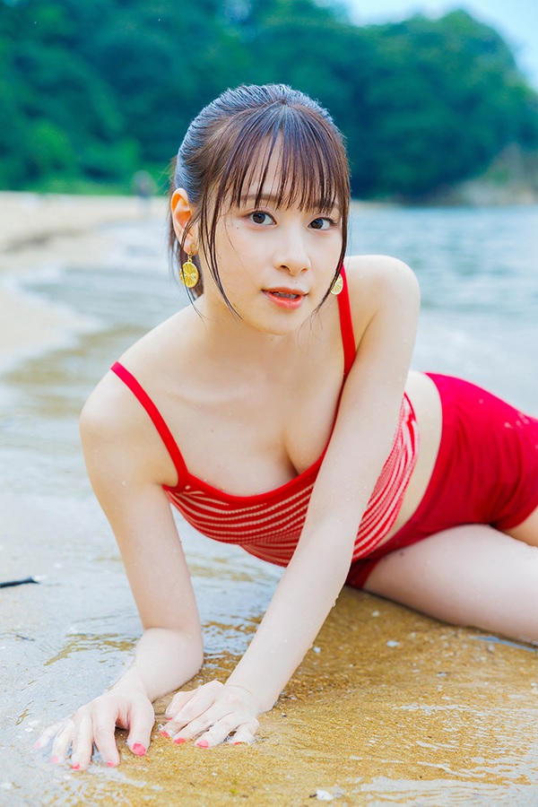 前田佳織里 最新グラビア水着画像 1枚目