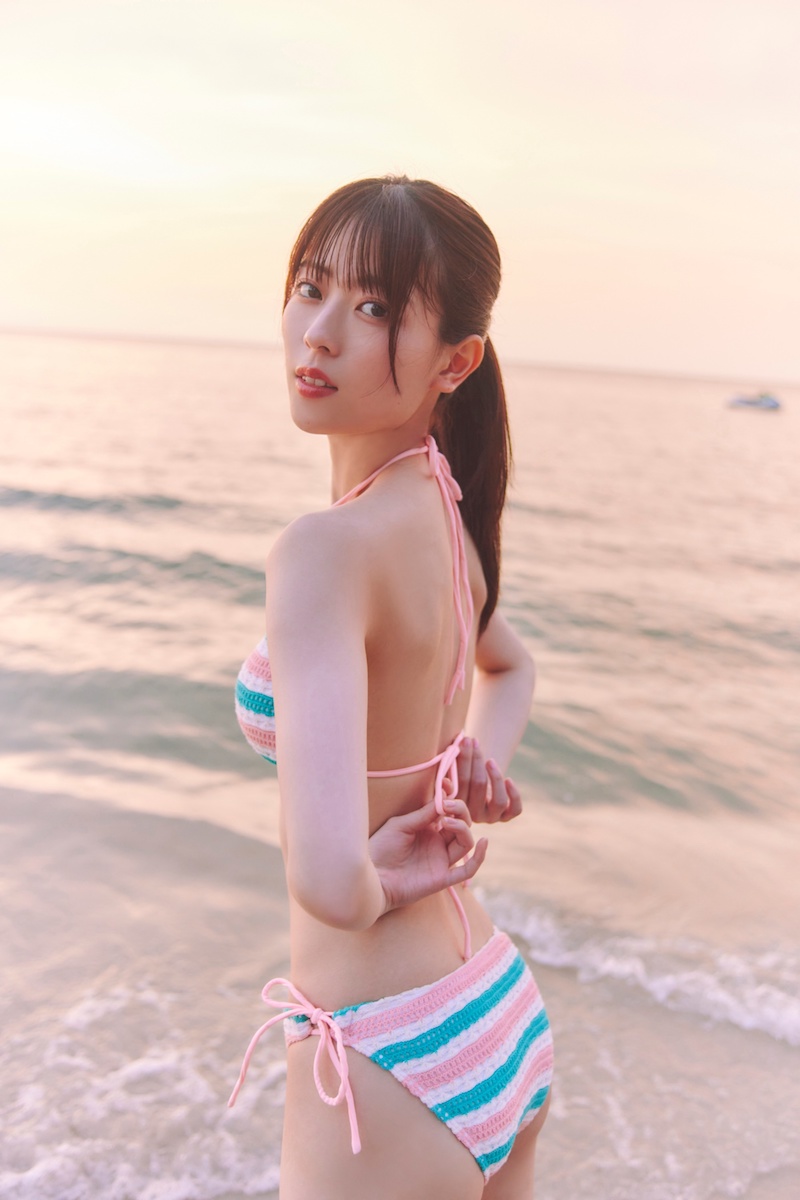 岩本蓮加(乃木坂46)最新グラビア水着画像② 11枚目