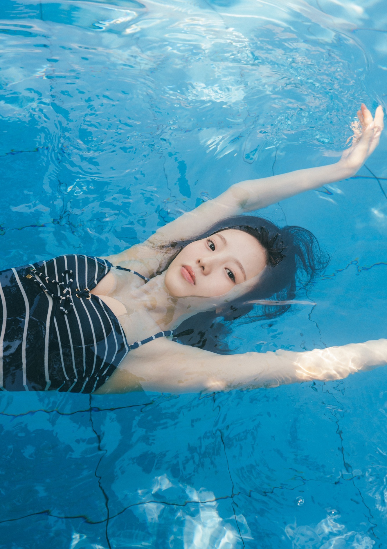 本田真凜 最新グラビア水着画像 14枚目