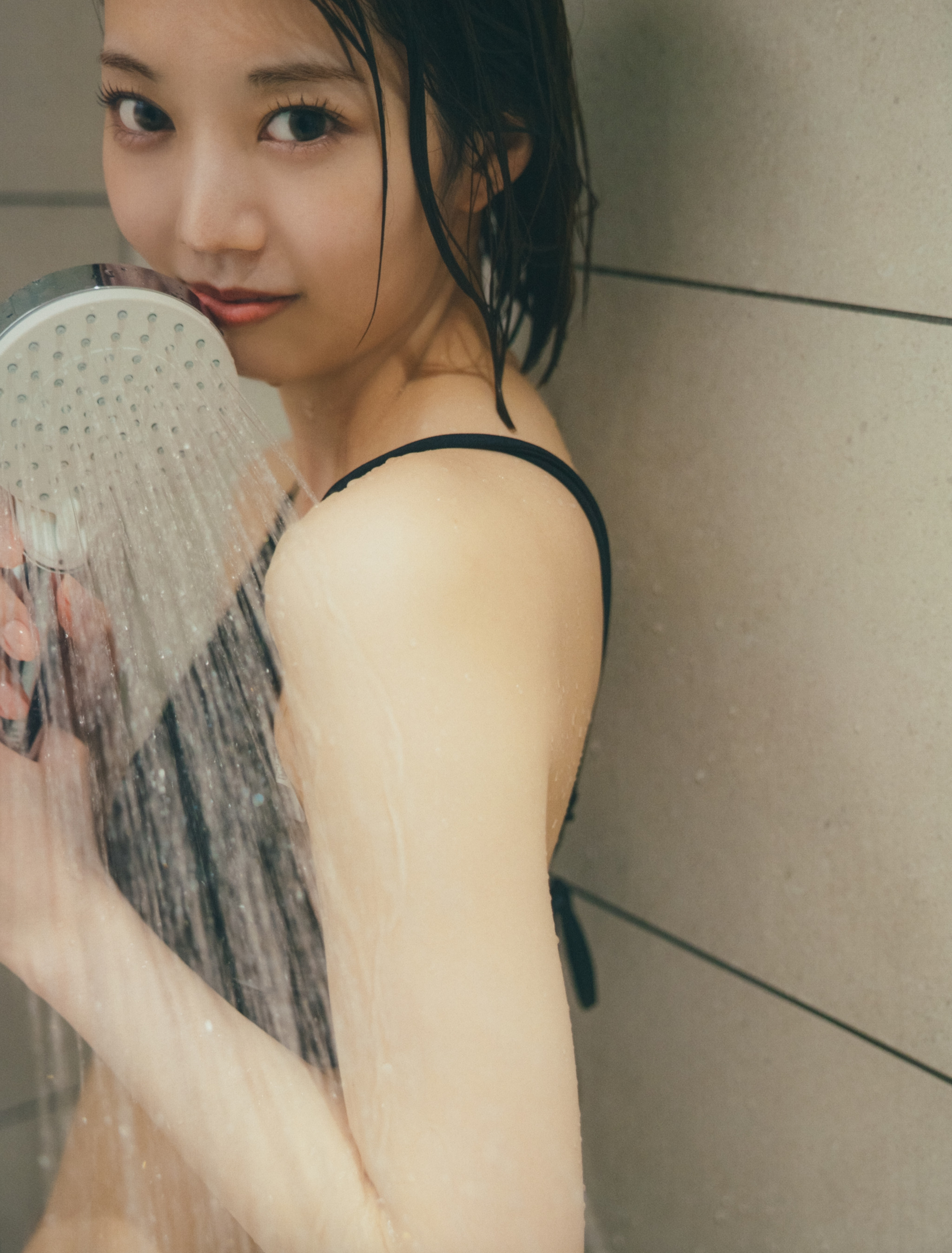 高本彩花 最新グラビア水着画像② 6枚目