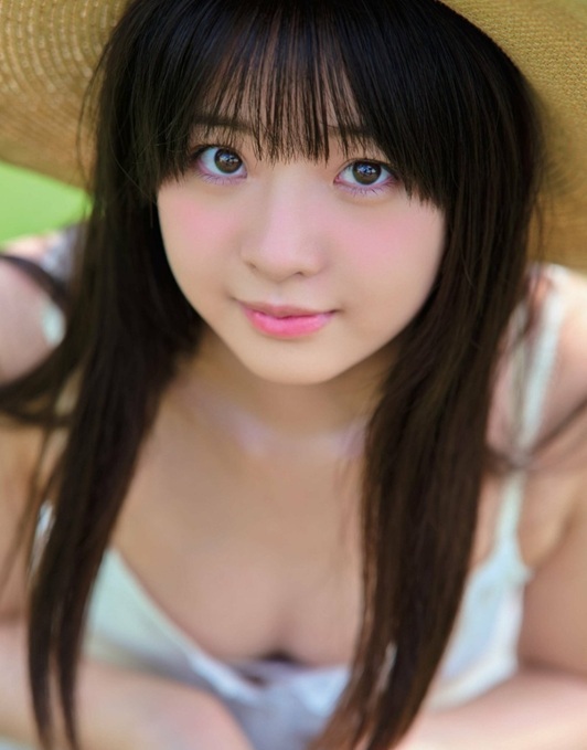 井上もも 最新グラビア画像 1枚目