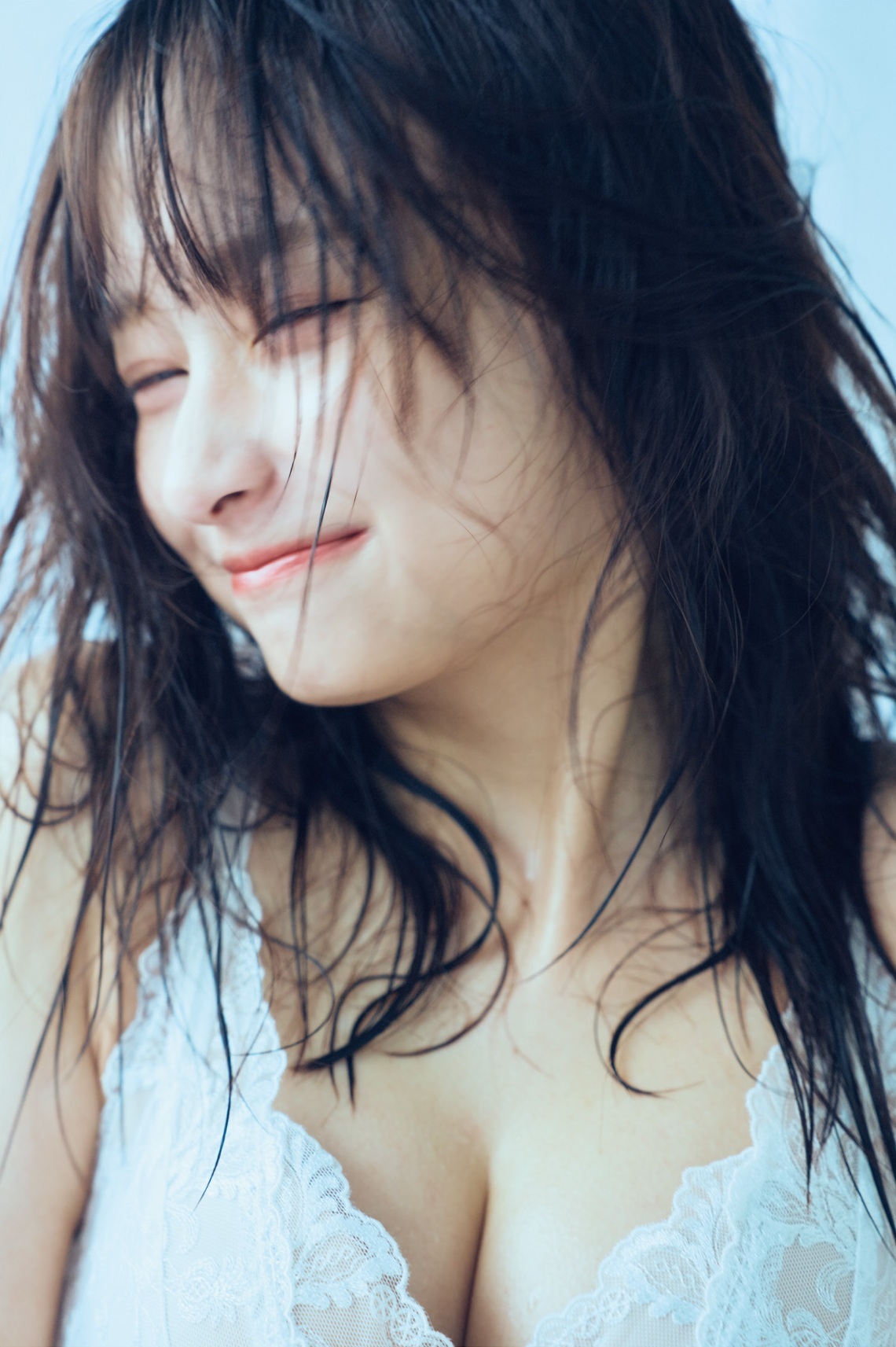 影山優佳 最新グラビア水着画像④ 7枚目