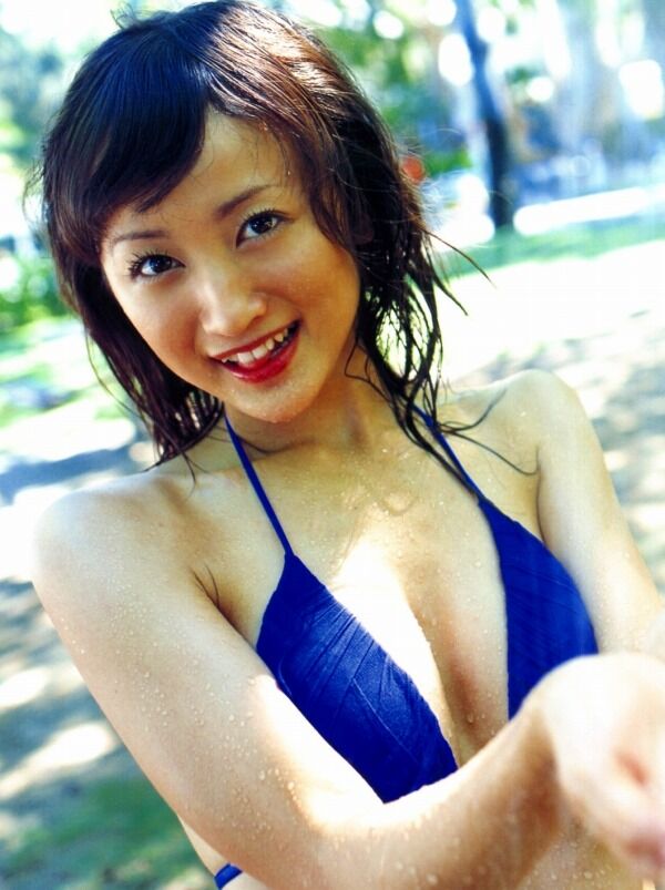 小松彩夏 ビキニ画像!若い頃のかわいさと美スタイルがたまらない! 17枚目