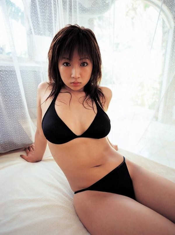 愛川ゆず季 ビキニ画像!若い頃の美ボディがたまらない! 5枚目