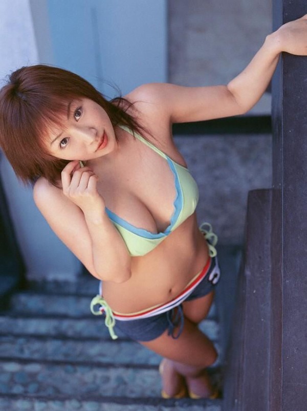 愛川ゆず季 ビキニ画像!若い頃の美ボディがたまらない! 24枚目