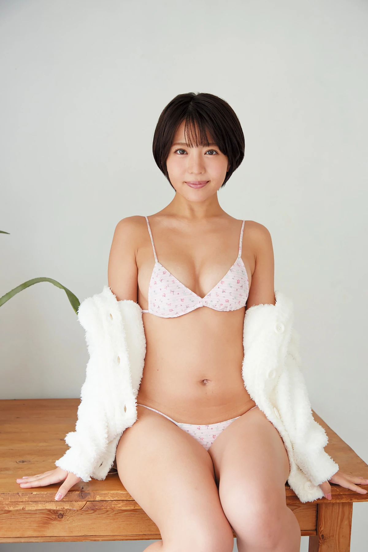 佐々木萌香 – アサ芸Secret!デジタル写真集 「聖夜は二人きりで」 4枚目