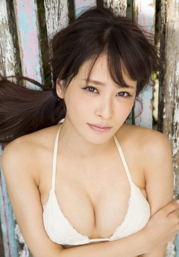 神室舞衣 ビキニ画像!美ボディと大人の色気がたまらない! 15枚目
