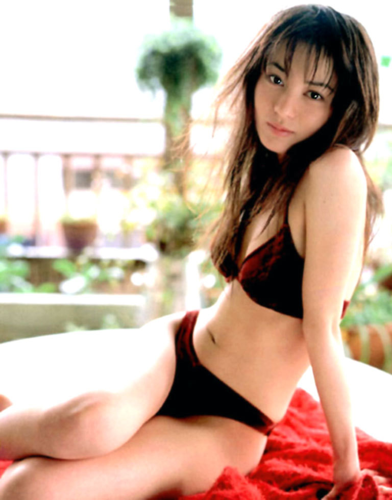 新山千春 ビキニ画像!若い頃のかわいさがたまらない! 2枚目